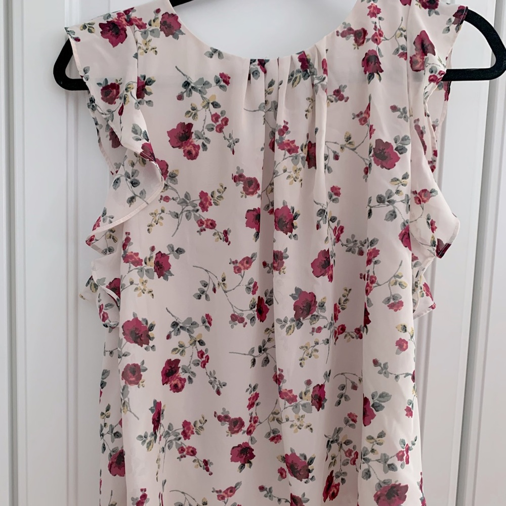 Super cute flowy blouse